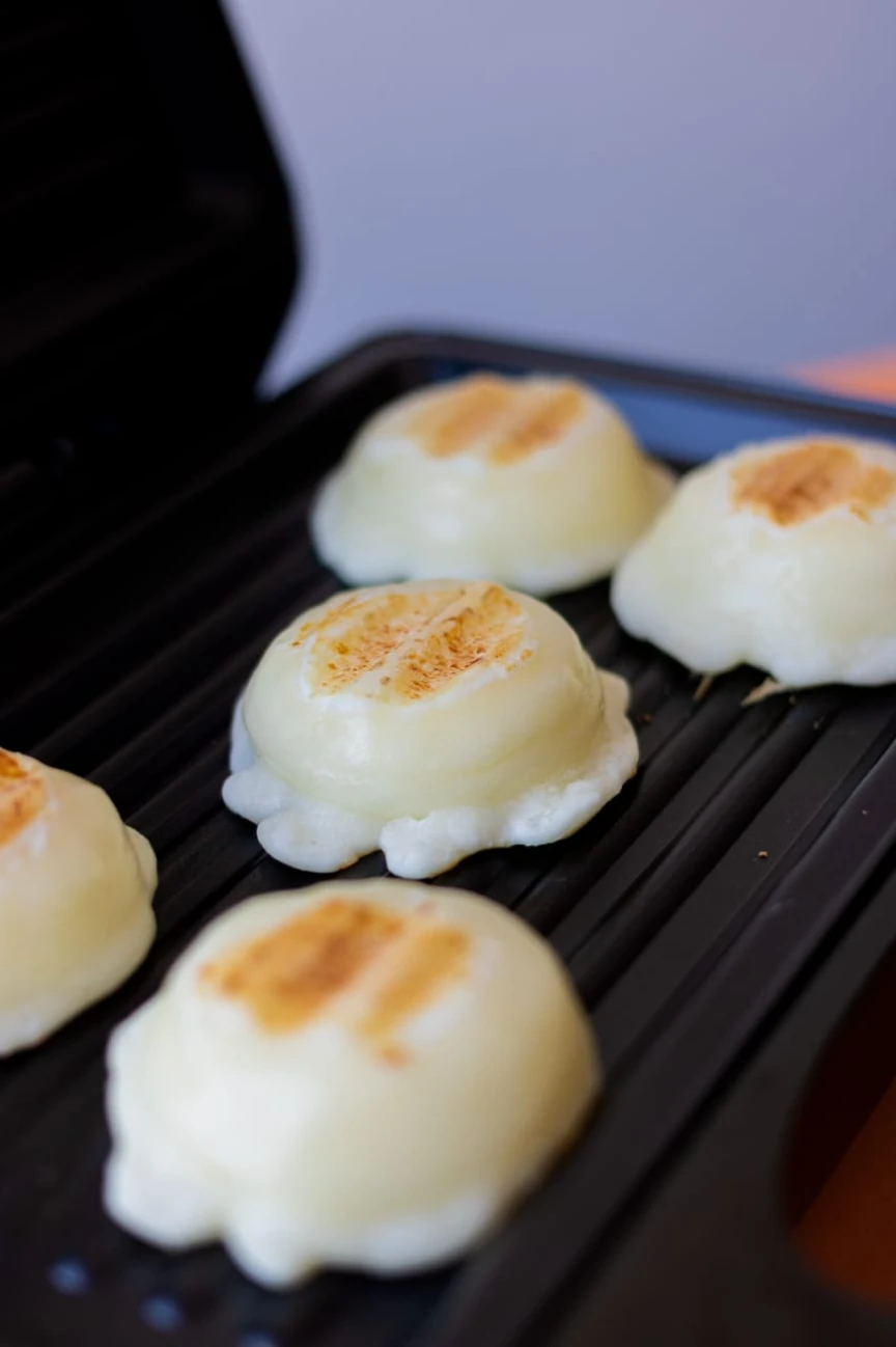 Pães de queijo Proteijo sendo preparados na chapa