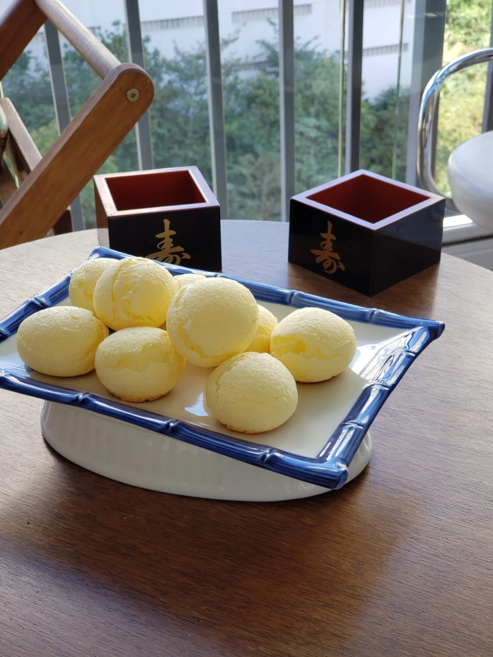 Pães de queijo Proteijo bem branquinhos servidos em uma bandeja